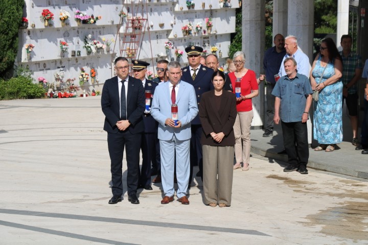 Položeni vijenci na Središnjem križu pulskog Gradskog groblja i kod spomenika poginulim hrvatskim braniteljima u Domovinskom ratu